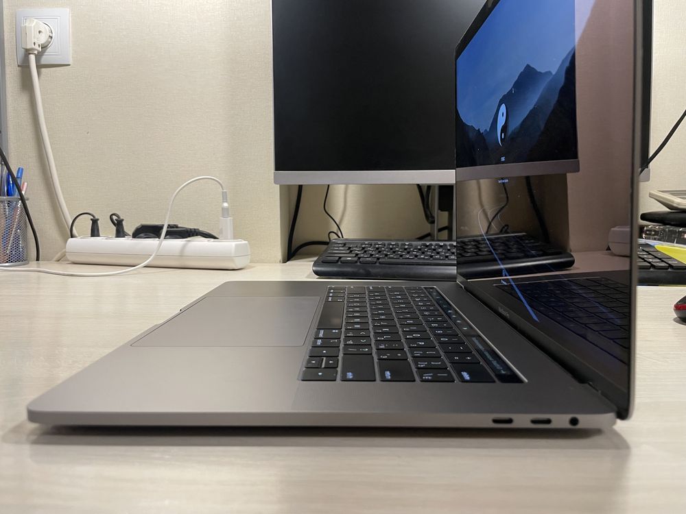 MacBook Pro 2018 15 512gb/16gb/AMD Radeon 4gb