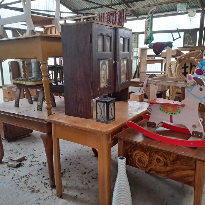 kredens stół szafa komoda krzesła stolik szafka skrzynia kufer łóżko