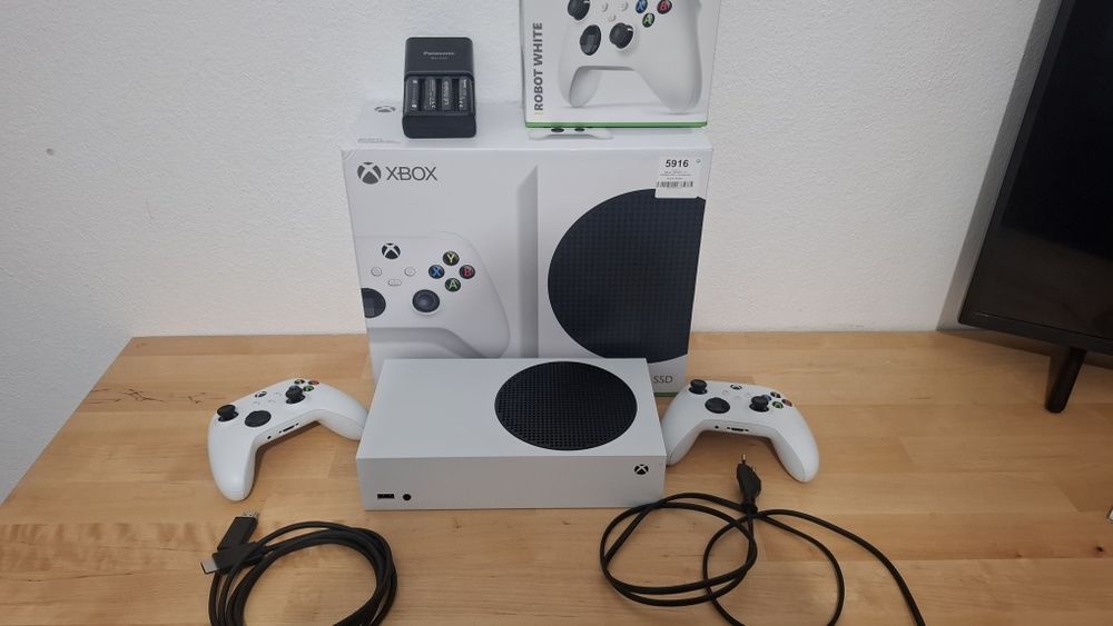 Xbox Series S — 512GB + 2 comandos originais + pilhas recarregáveis