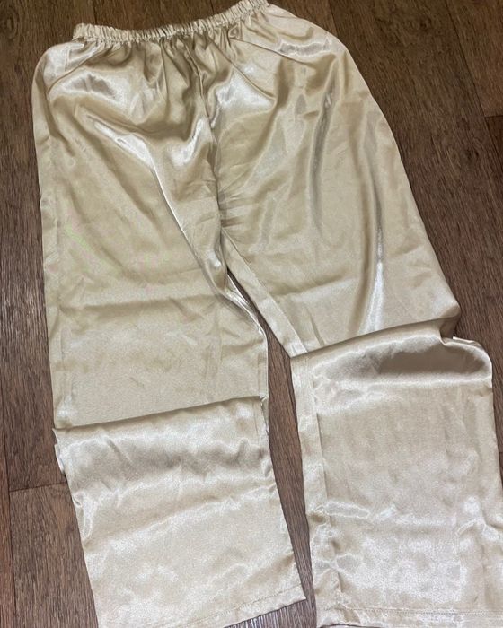 Трендові бежеві атласні штани