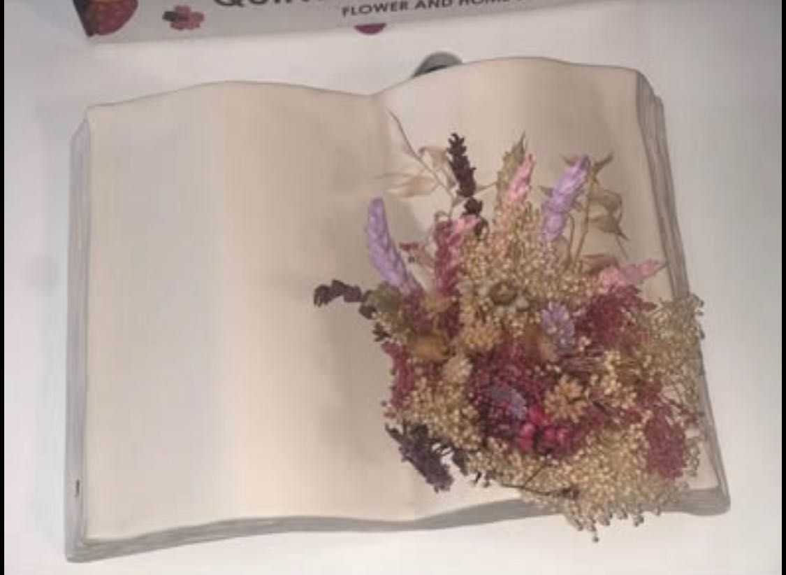 Peça em cerâmica formato de livro com flores- marca Quintal de Flor