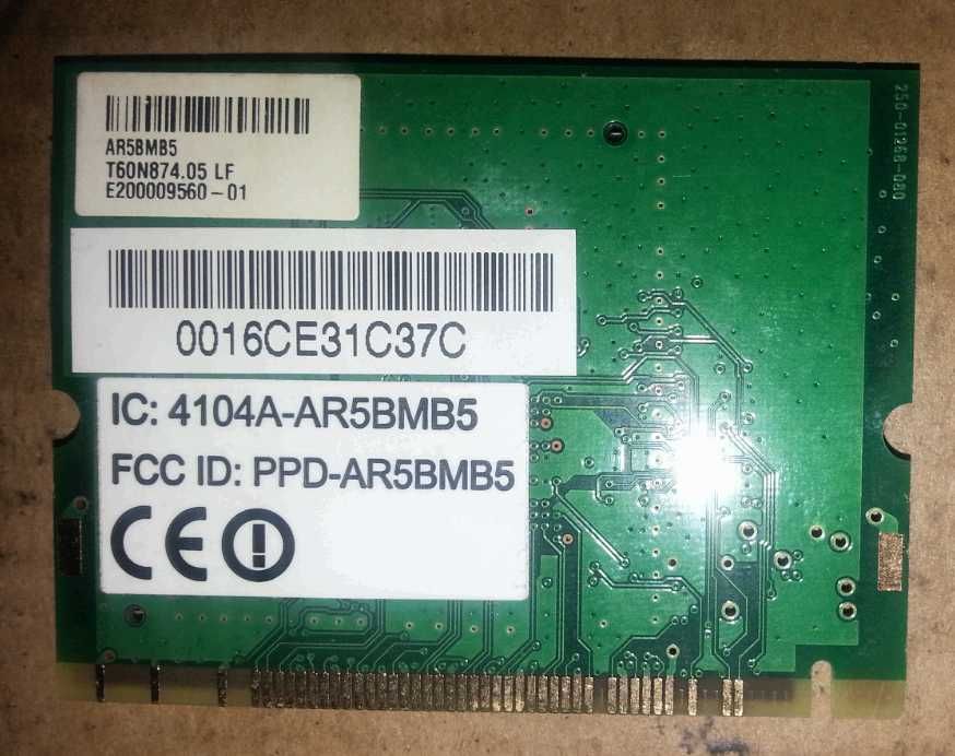 Akcesoria komputerowe: 13 kart pamięci, 2 karty WLAN