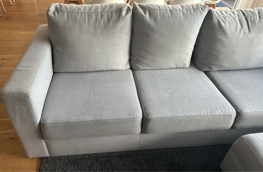 Sofa com chaise long e puff de apoio