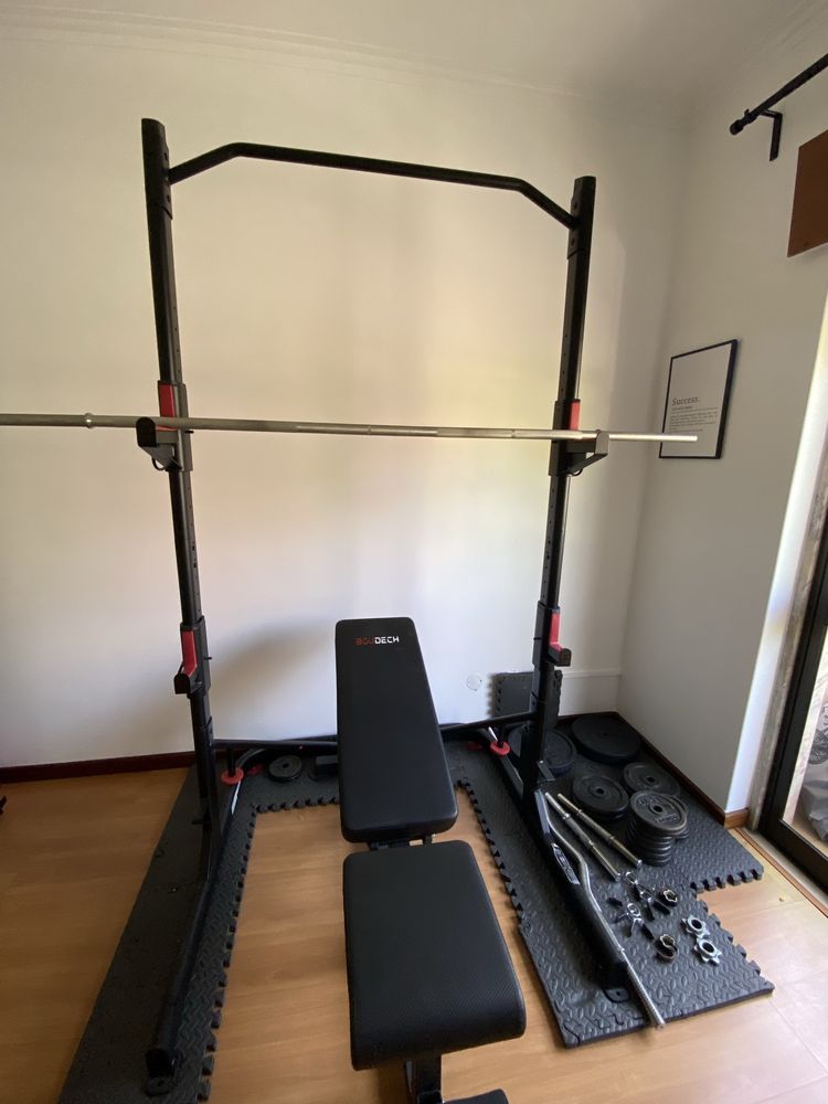 Rack musculacão com barras e pesos