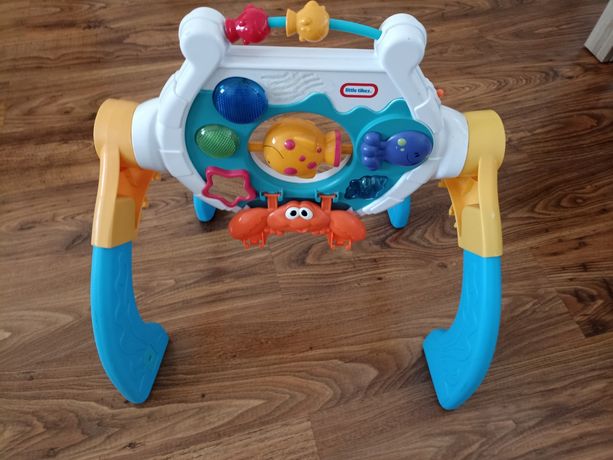 Interaktywna zabawka dla niemowlaka.