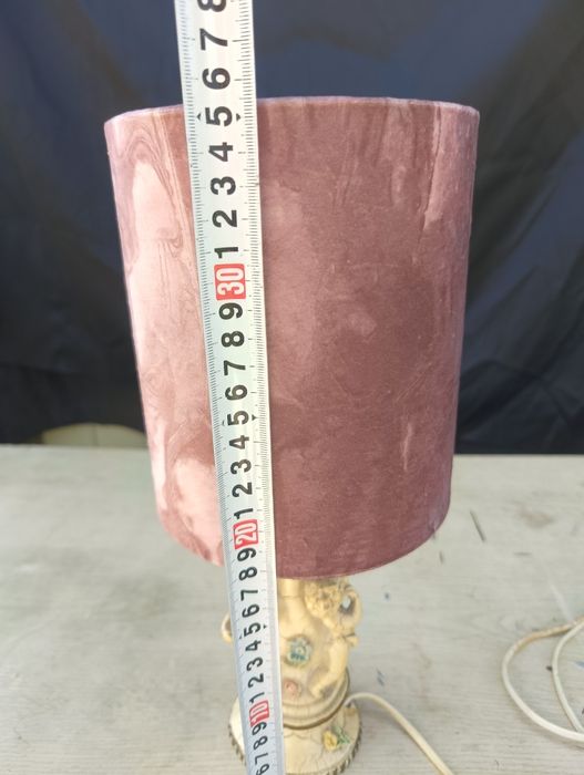 Stylowa lampka na zdobionej podstawie