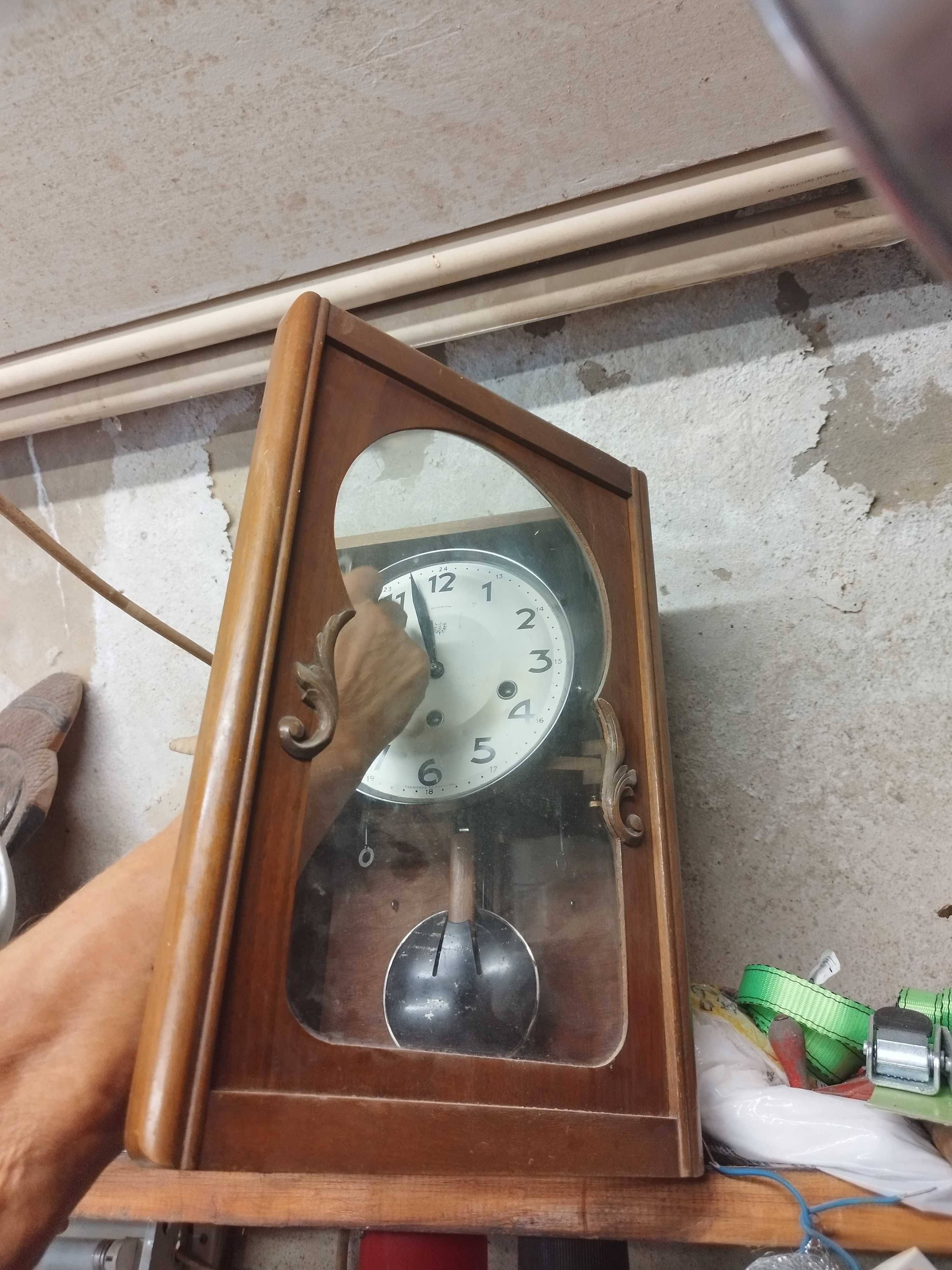 Relógio antigo com chave funciona muito bem