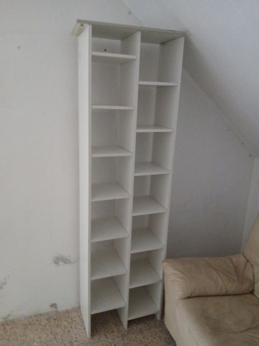 Cortinados, estantes, cadeira romama, sofá,  piso emborrachado, planta