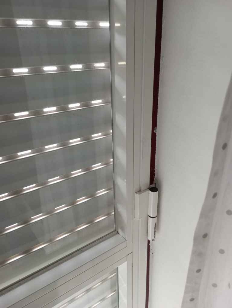 Portas e janela alumínio brancas