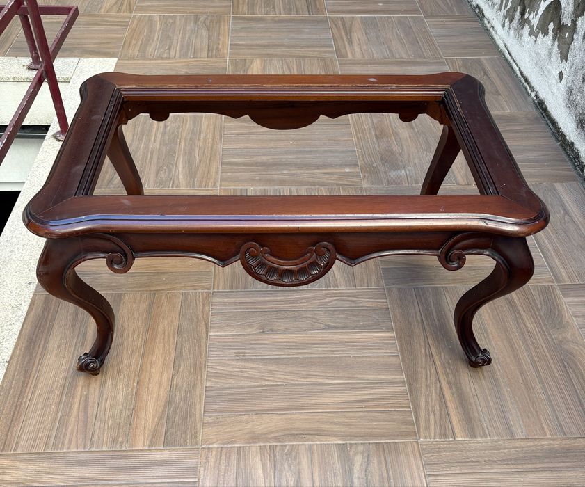 Mesa centro em mogno