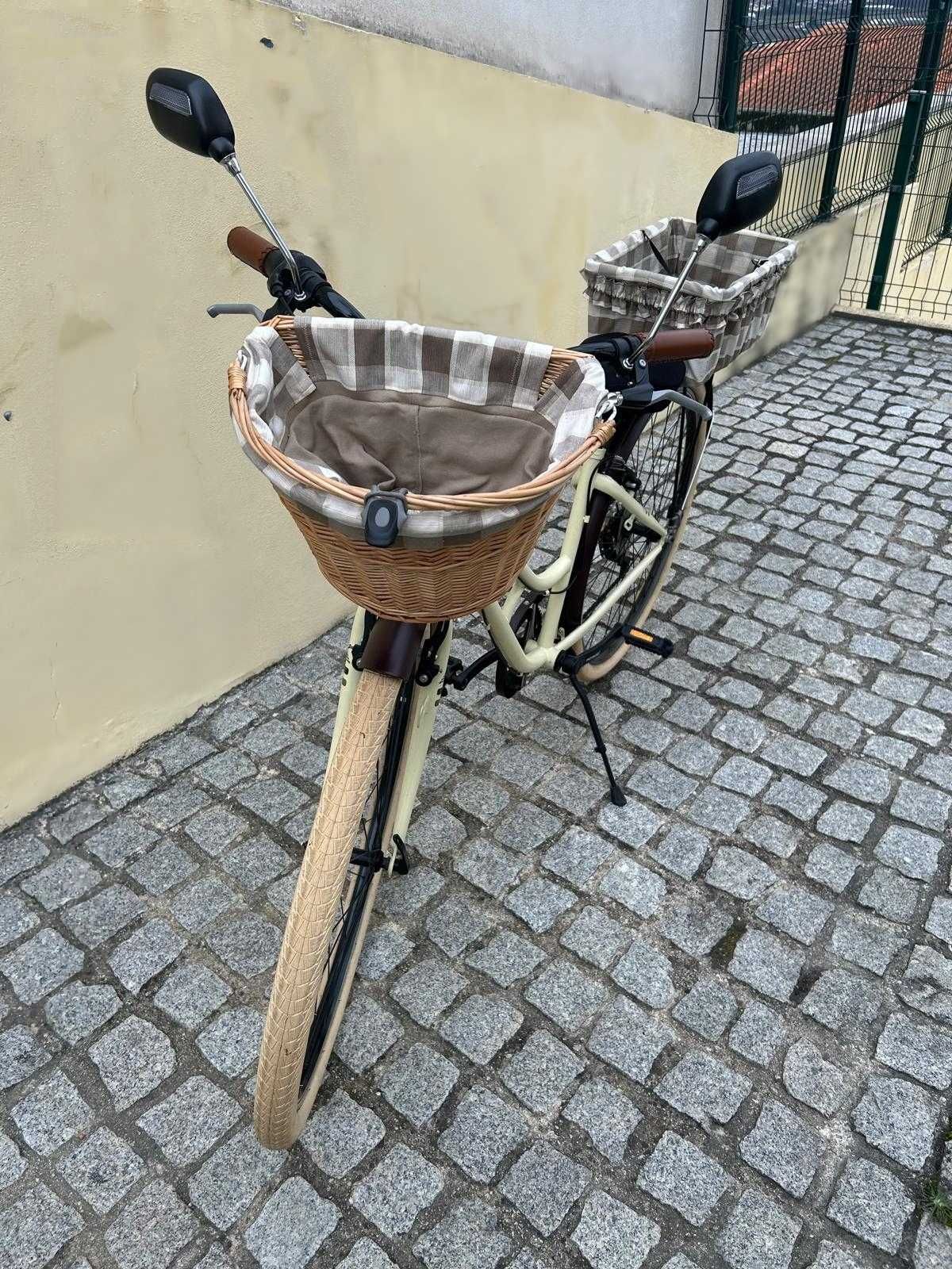Bicicleta roda 28 com cestos, luzes e retrovisores
