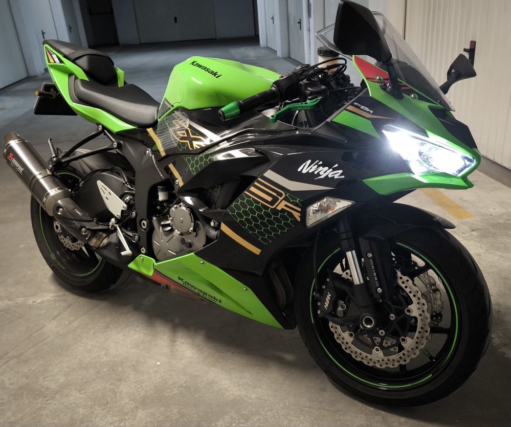 Kawasaki ZX-6R 2021 • 4.400 km • Akrapovic Carbono • Quickshifter