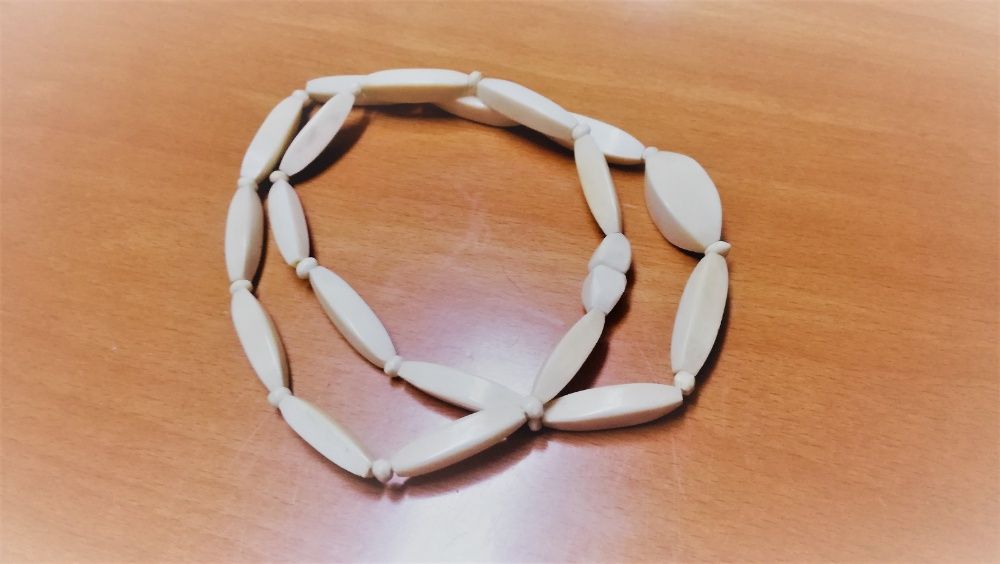 Colar antigo elos geométricos