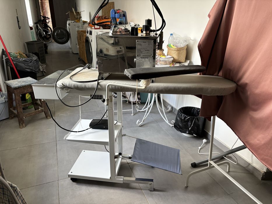 Tabua de passar a ferro profissional e ferro de engomar profissional