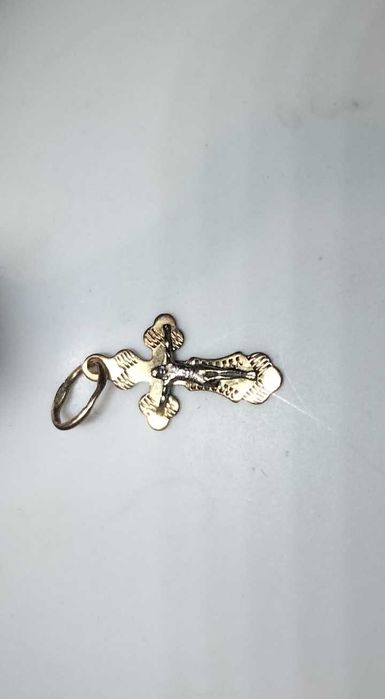 Золотий хрест з розп'яттям