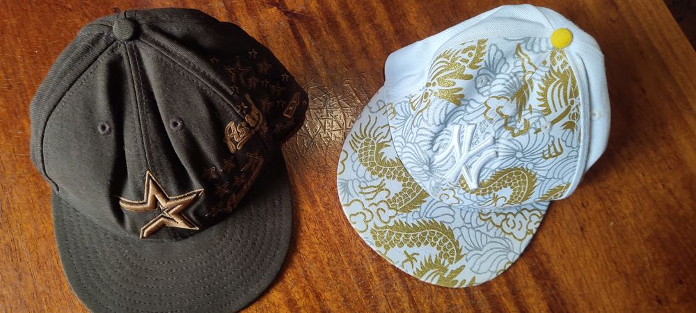 Продам 2 кепкі в хорошому стані