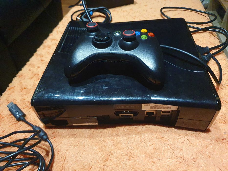 Consola Xbox 360 Slim (Glossy black) 250GB RGH 3 + Comando