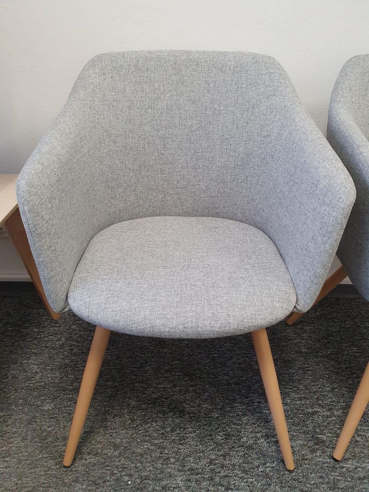 Krzesło tapicerowane z podłokietnikami