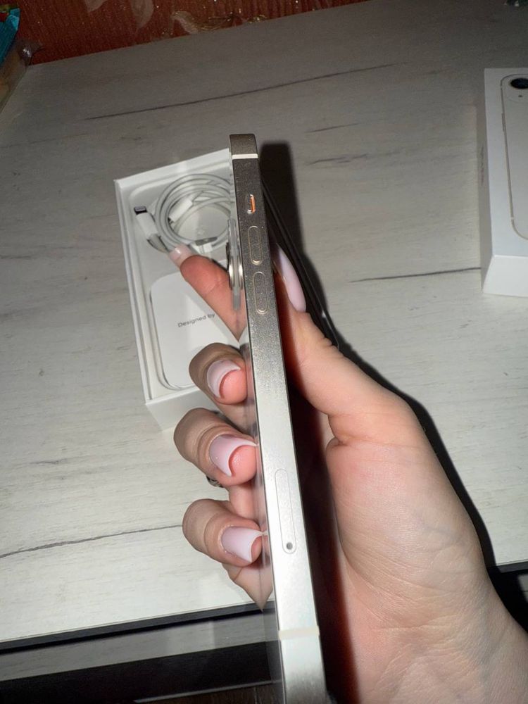 Продам iPhone 13 в отличном состоянии