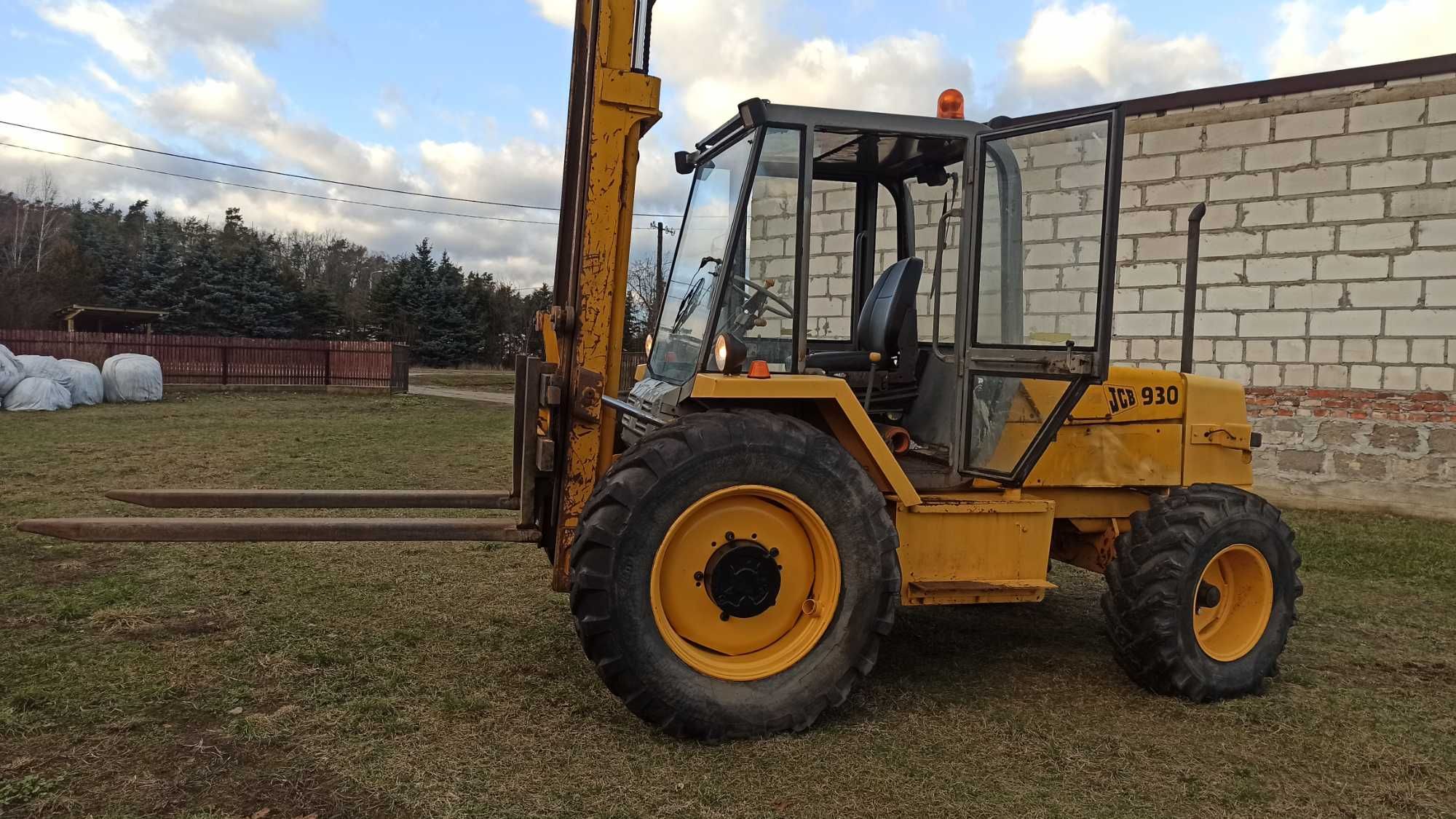 wózek widłowy JCB930 terenowy