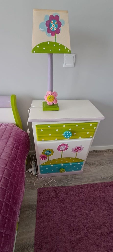 Conjunto Cama, Cómoda e Mesa de Cabeceira