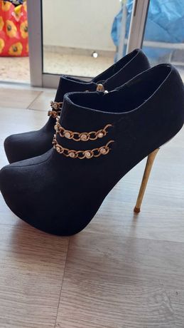 Sapatos Preto e Dourado