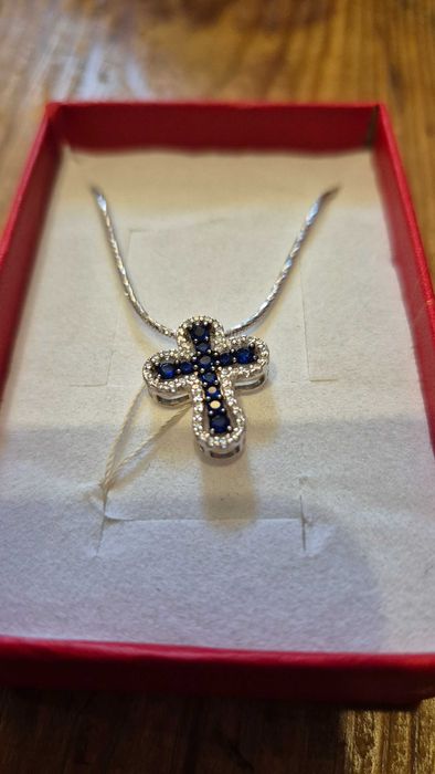 Срібна підвіска-хрестик зі вставками з цирконію