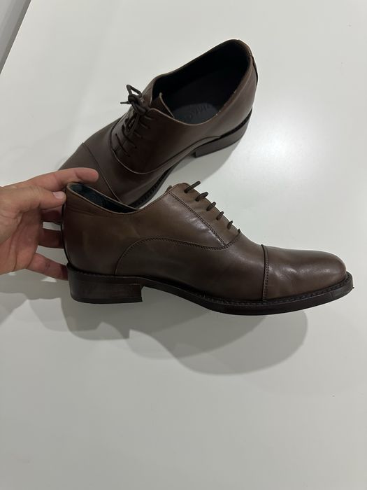 Sapatos em pele genuína com elevação