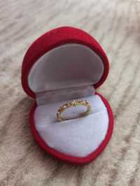 Śliczny pierścionek cyrkonie i perełki pierścionek kolor złoty