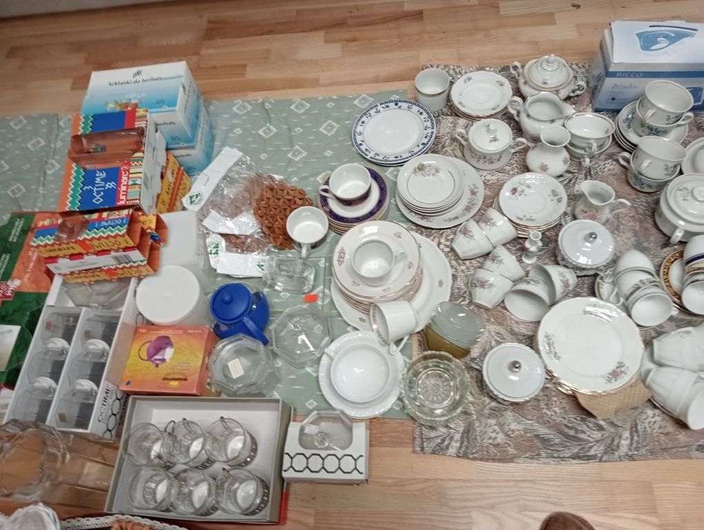 Sprzedam b. tanio naczynia ze szkła, porcelany i krysztaly