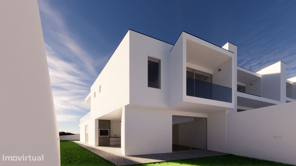 Magnífica moradia T4 nova de 3 frentes em Mozelos