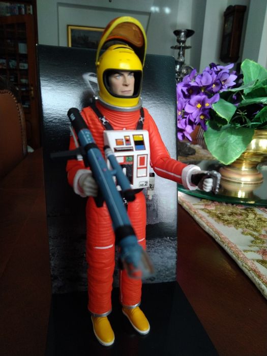 Espaço 1999: Figura John Koenig da Sixteen 12