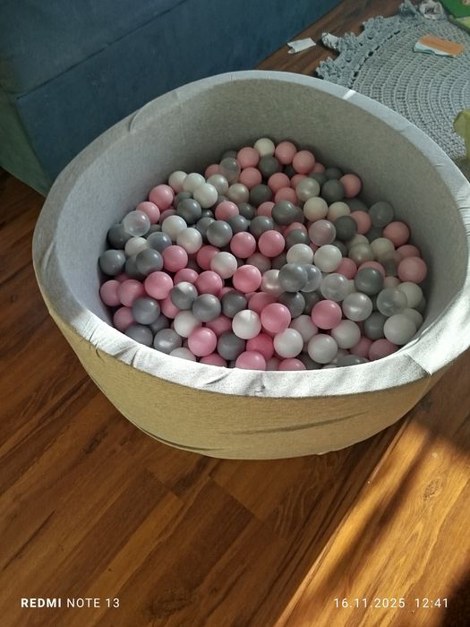 Suchy basen z kulkami