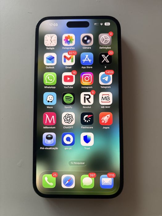 IPhone 14 Pro Max com algumas marcas de uso