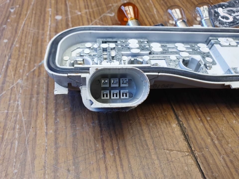Wklad Lampy PRAWY 8E9945258 Mocowanie Zarowki Tyl Tylne AUDI A4 B6 Avant Kombi