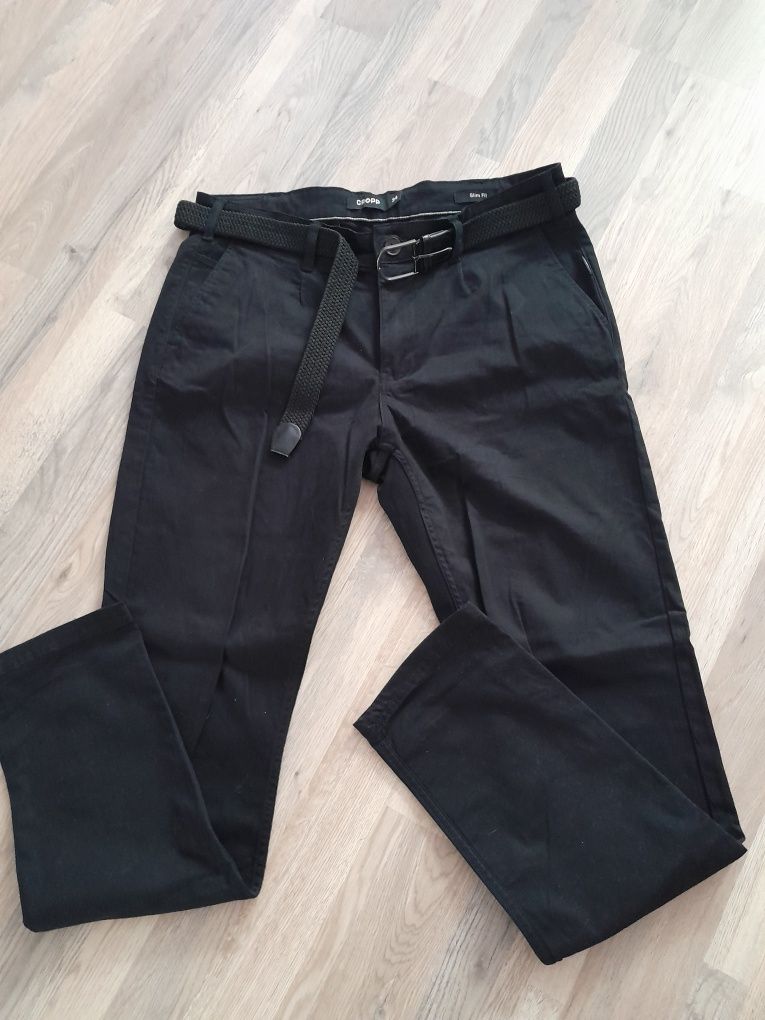 Czarne jeansy męskie z paskiem Slim Fit  Cropp