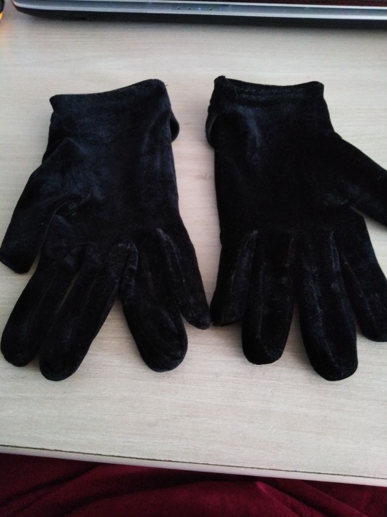 Czarne rękawiczki z aksamit