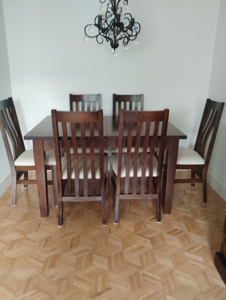 Stół drewniany rozkładany i sześć krzeseł.