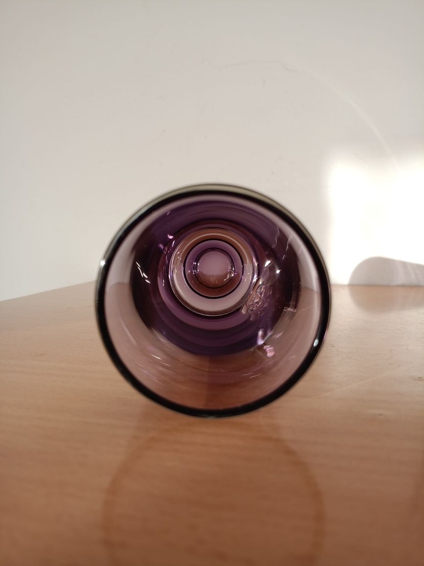 Fioletowy wazon szklany z pieczęcią. Derenburg. Niemcy.