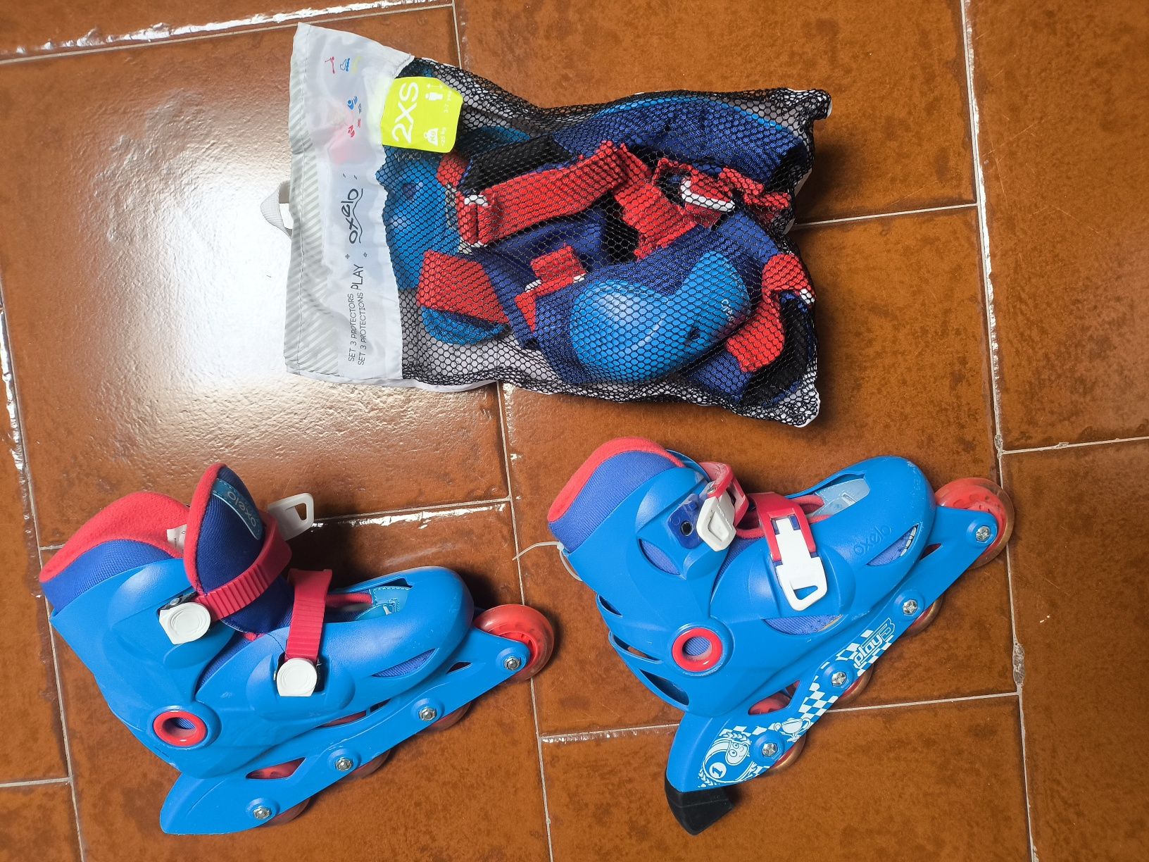 Patins de criança e proteções para o corpo