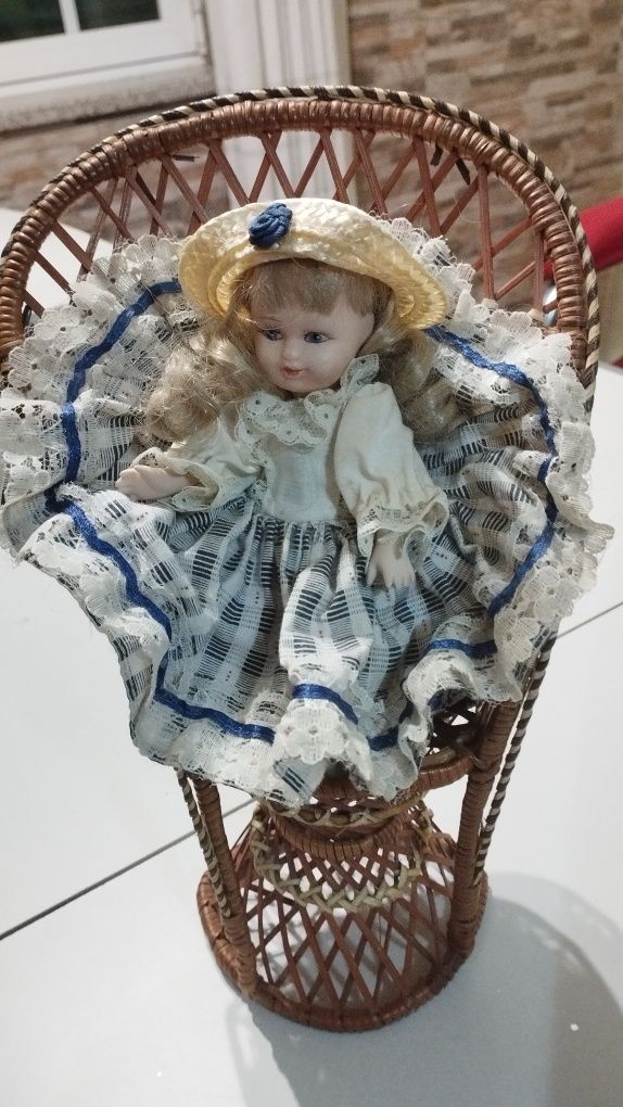 Boneca com cadeira