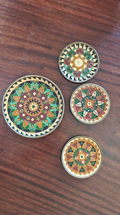 Conjunto de bases decorativas em metal esmaltado – estilo mandala