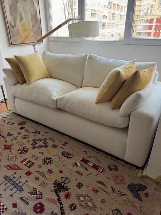 Sofá Branco Clássico