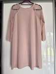 Elegancka sukienka z koronkowym rekawem Mohito r. M