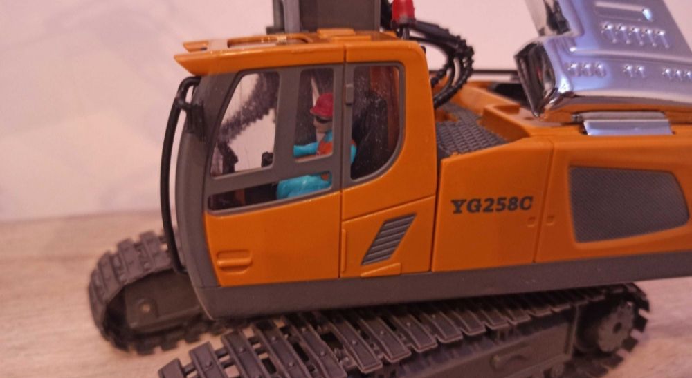 Koparka RC zdalnie sterowana gasienice 2.4G na pilota +6