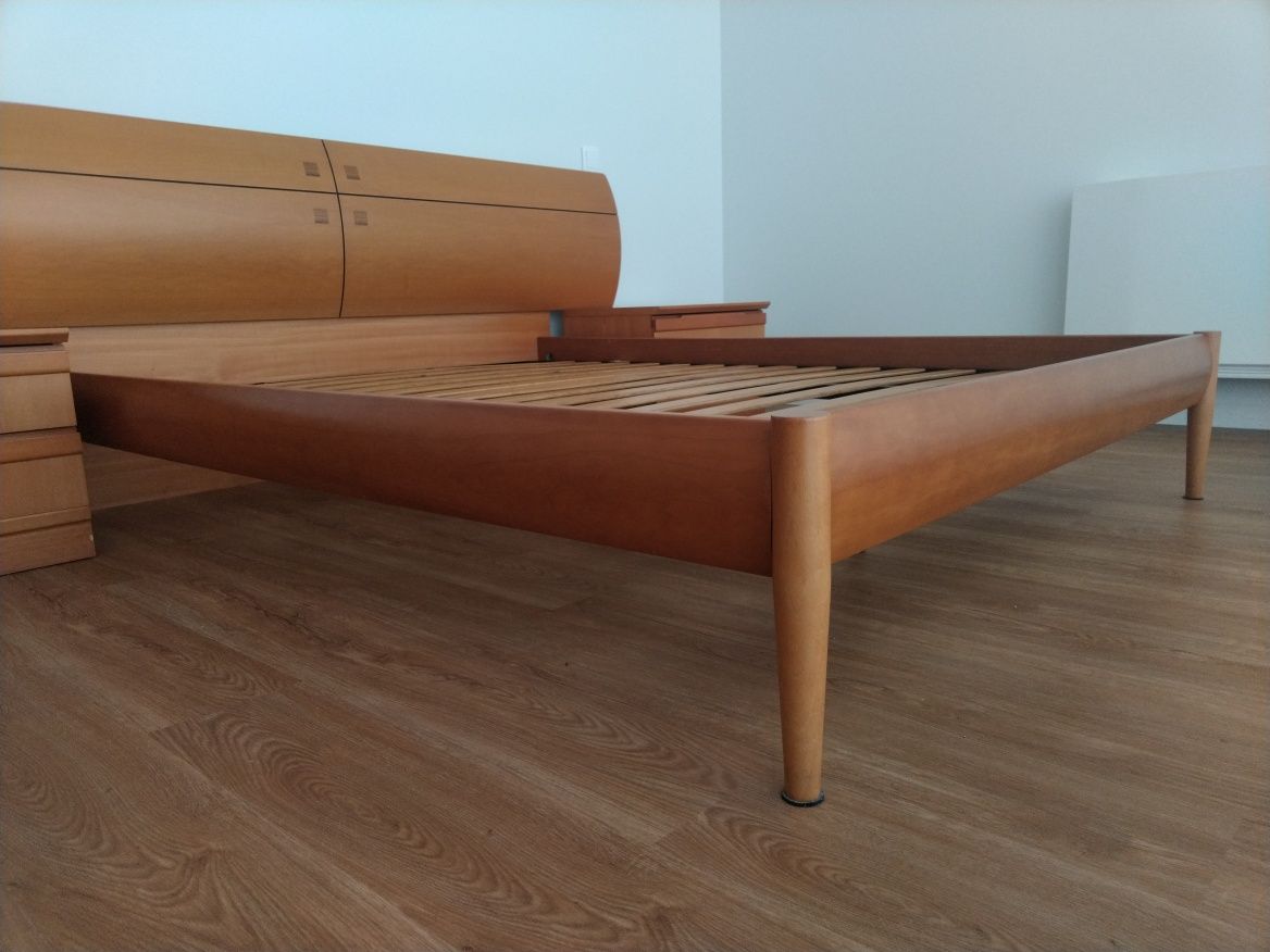 Vendo conjunto de mobiliário de quarto com acabamento em cerejeira