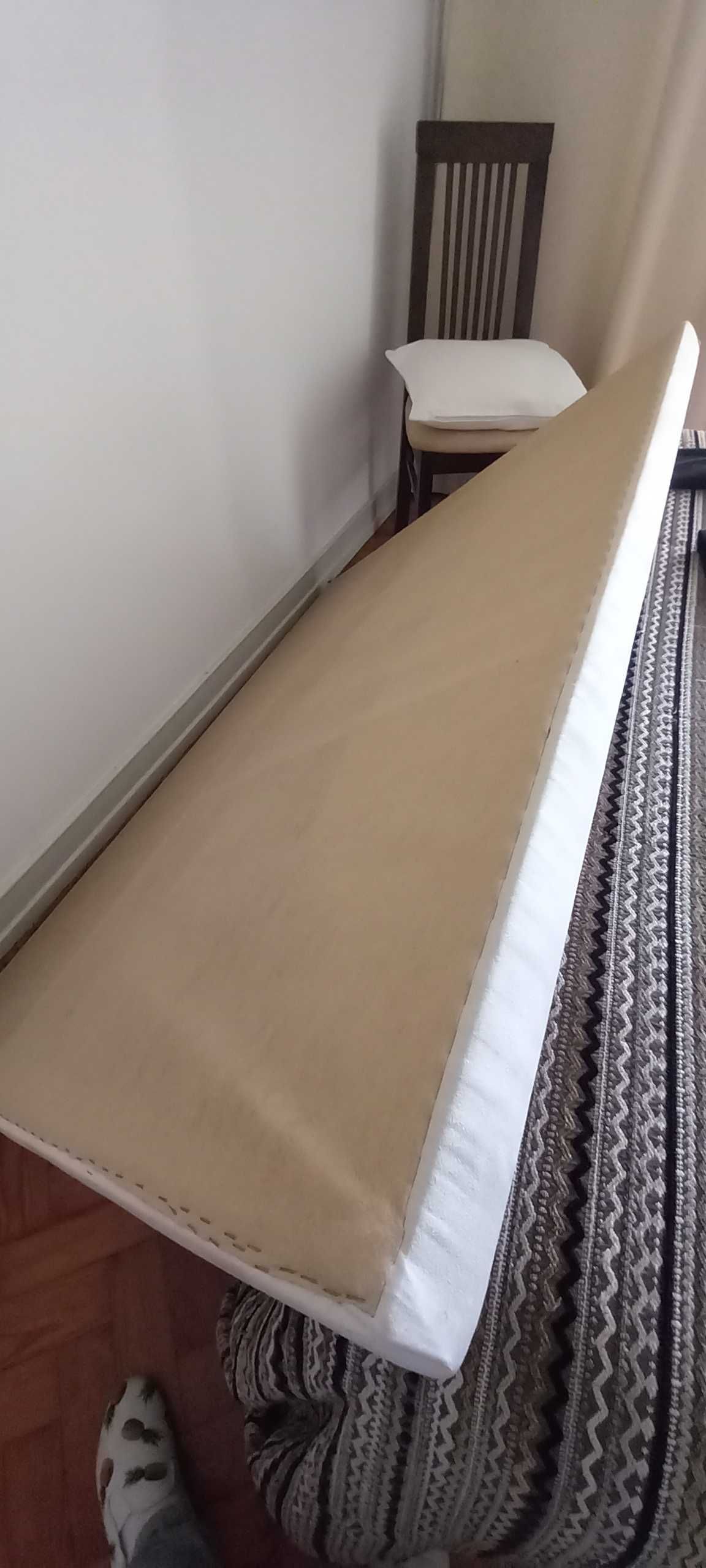 Cabeceira de cama impecável