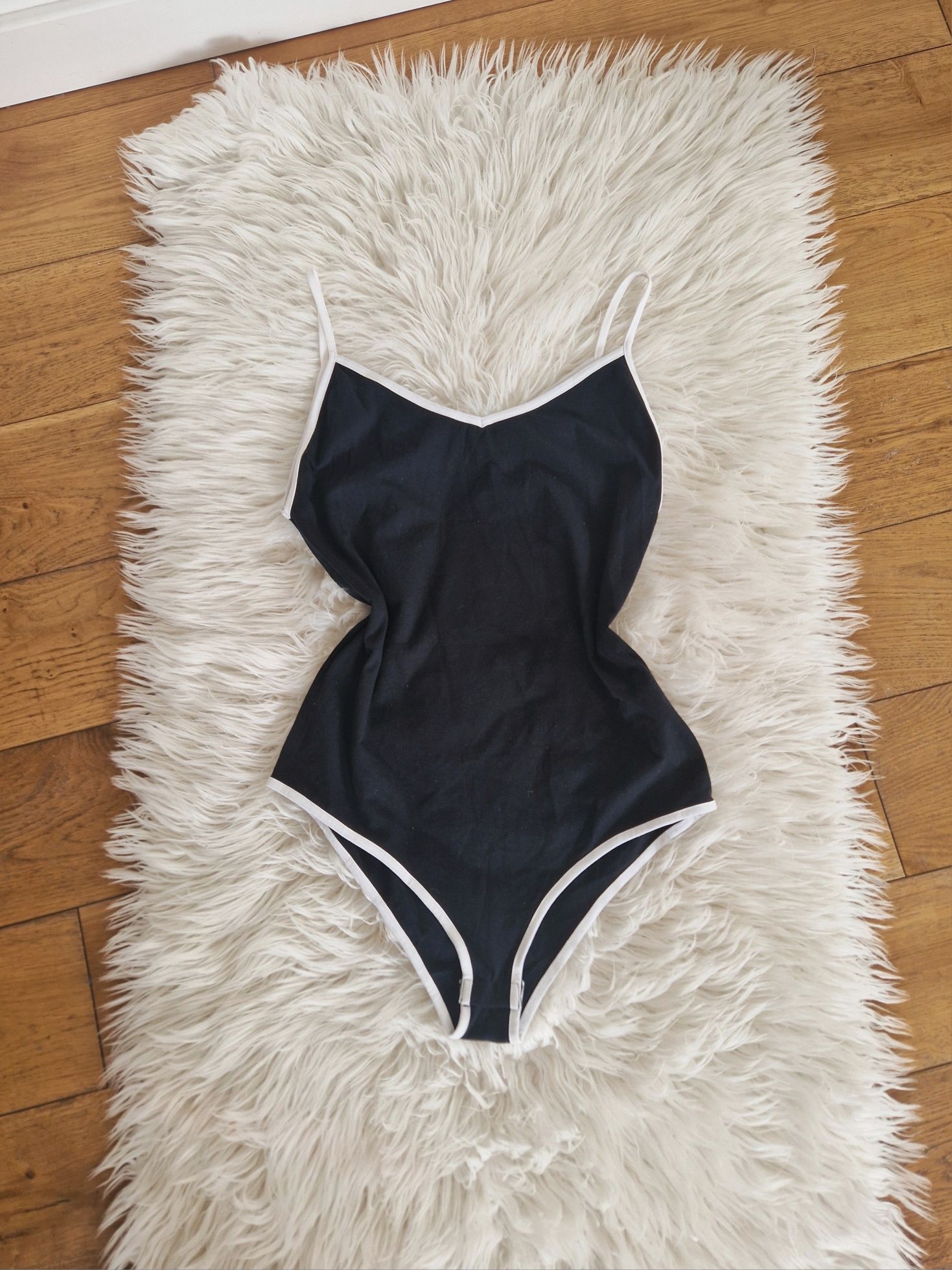 New Yorker XL 42 44 czarne bawełniane body z białą lamówką