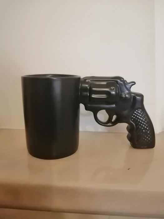 Caneca em forma de arma