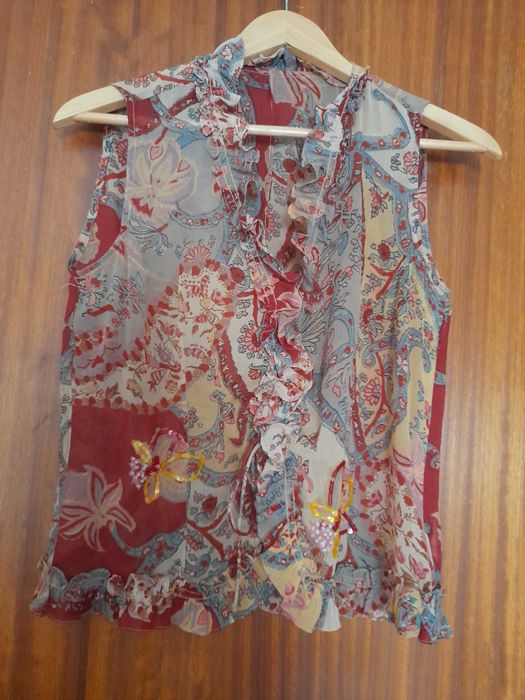 Blusa multiculor com aplicações